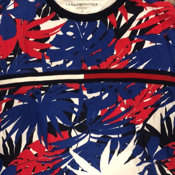 Tommy Hilfiger Tee Shirt (M) - Picture 2 of 3